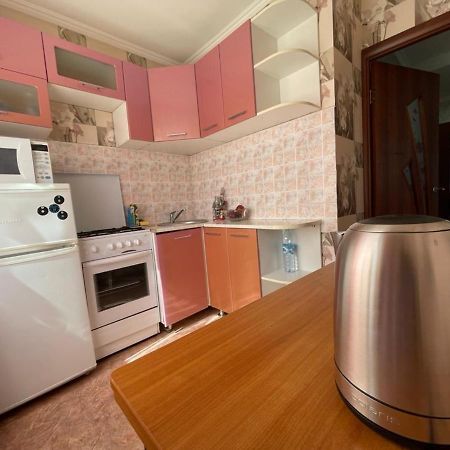Уютная Квартира В Центре По Ул Гоголя Karagandy Exteriör bild