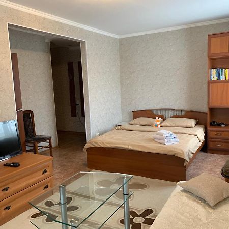 Уютная Квартира В Центре По Ул Гоголя Karagandy Exteriör bild